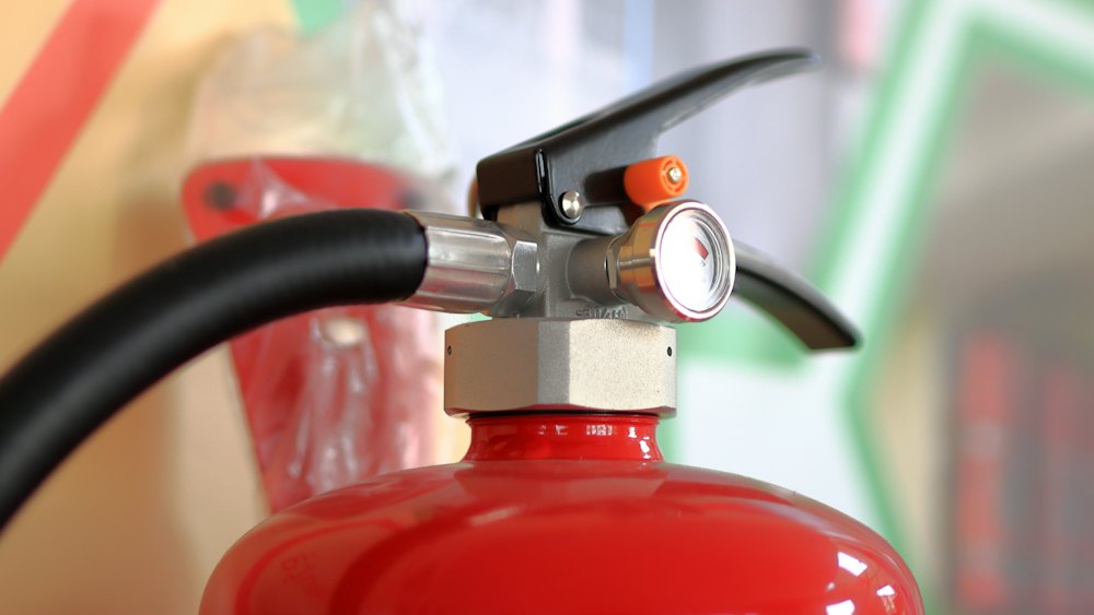 Roter Feuerlöscher in Nahaufnahme