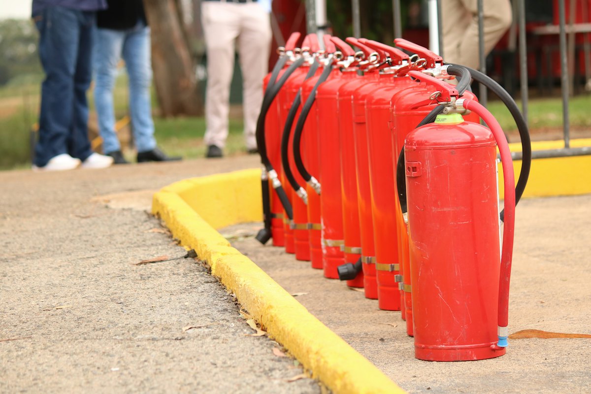 Eine Reihe roter Feuerlöscher steht für die Übung bereit